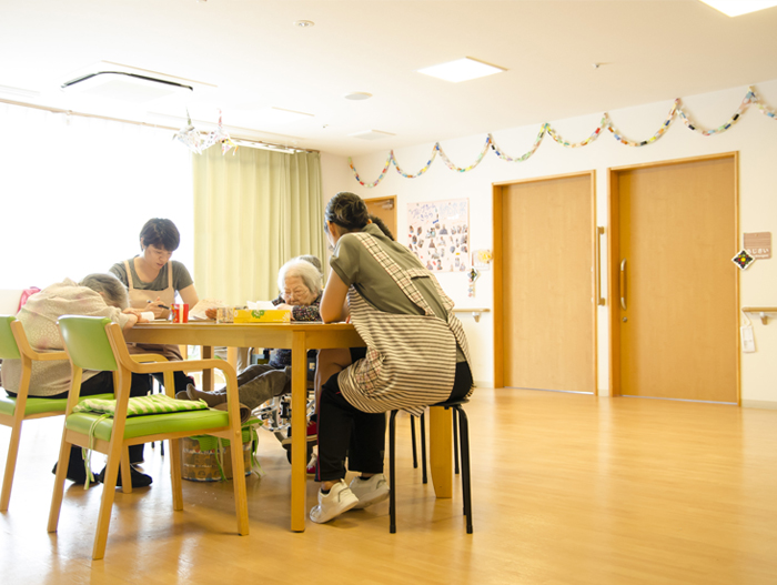 写真：安心して過ごしていただけるように丁寧な暮らしのサポートを行います。